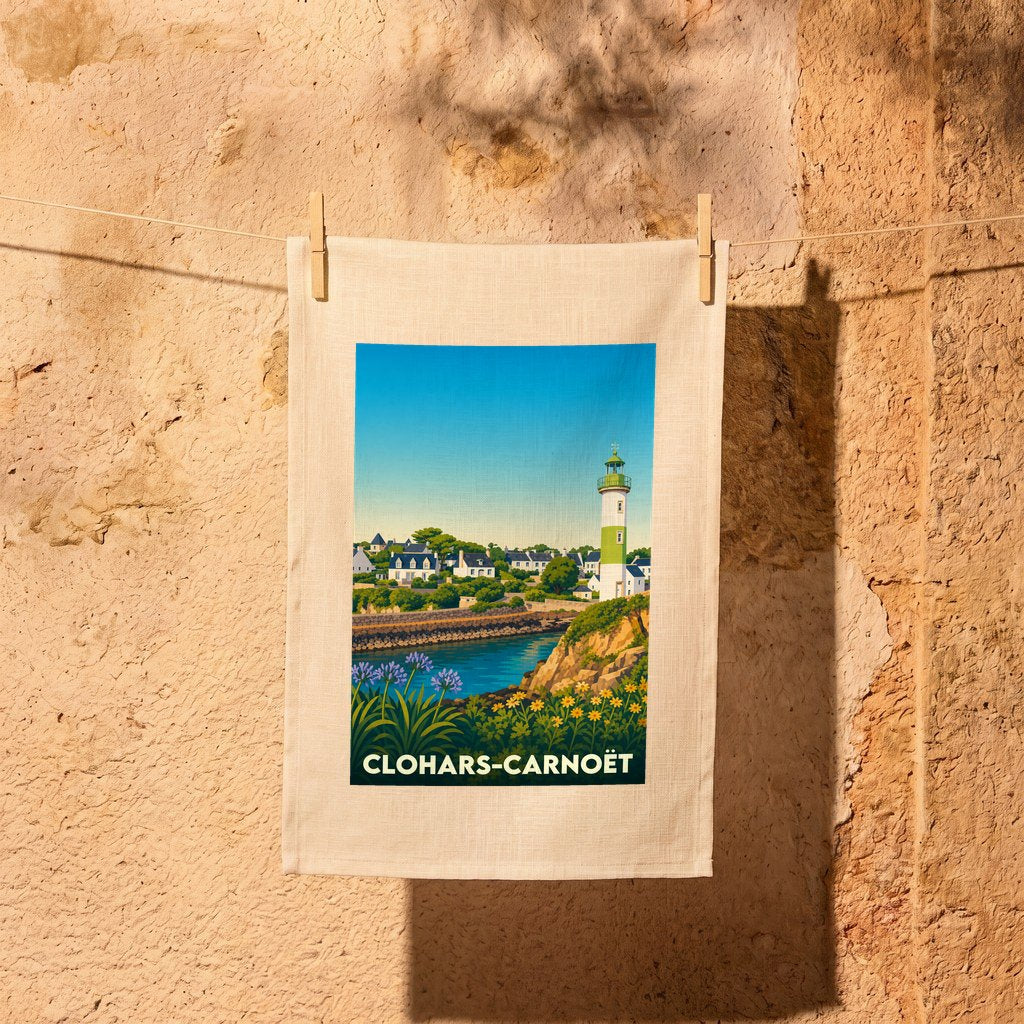 Torchon souvenir de la ville de Clohars-Carnoët avec une illustration stylisée de son phare et de sa côte.