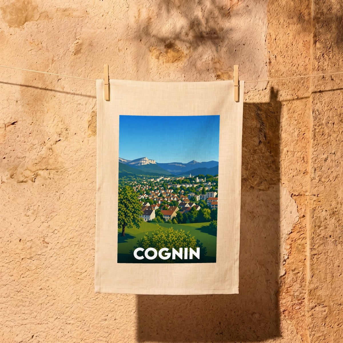 Torchon souvenir de la ville de Cognin illustré d'un paysage montagneux stylisé surplombant la ville.