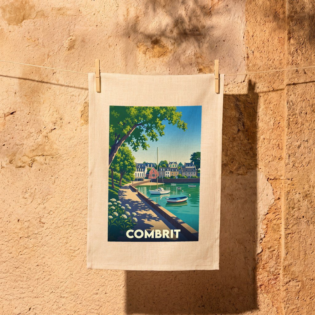 Torchon souvenir de la ville de Combrit avec une illustration stylisée d'un port breton.