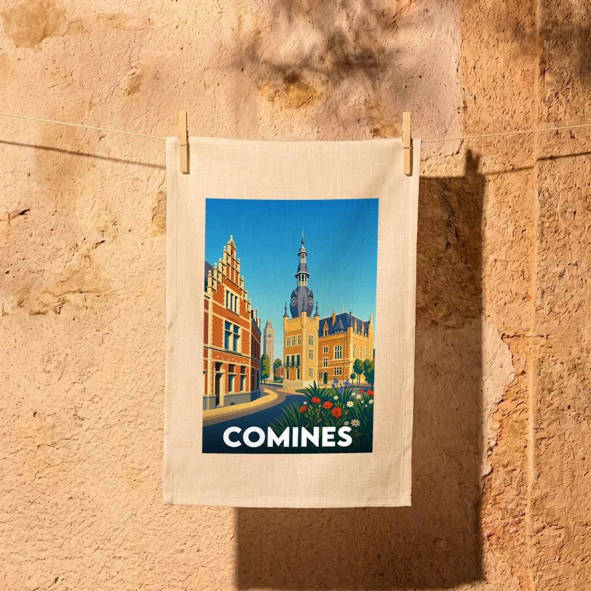 Torchon souvenir de la ville de Comines illustrant son architecture emblématique dans un style graphique épuré.