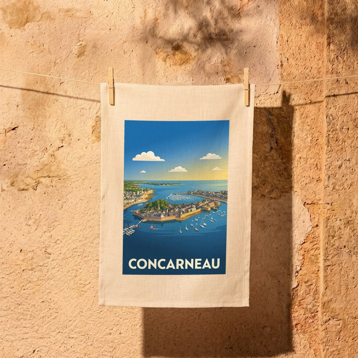 Torchon souvenir de la ville de Concarneau avec une illustration stylisée de son port et de sa Ville Close.