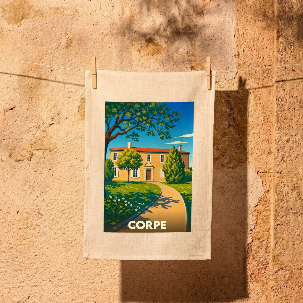 Torchon souvenir de la ville de Corpe avec une illustration stylisée d'une maison de campagne et son jardin.