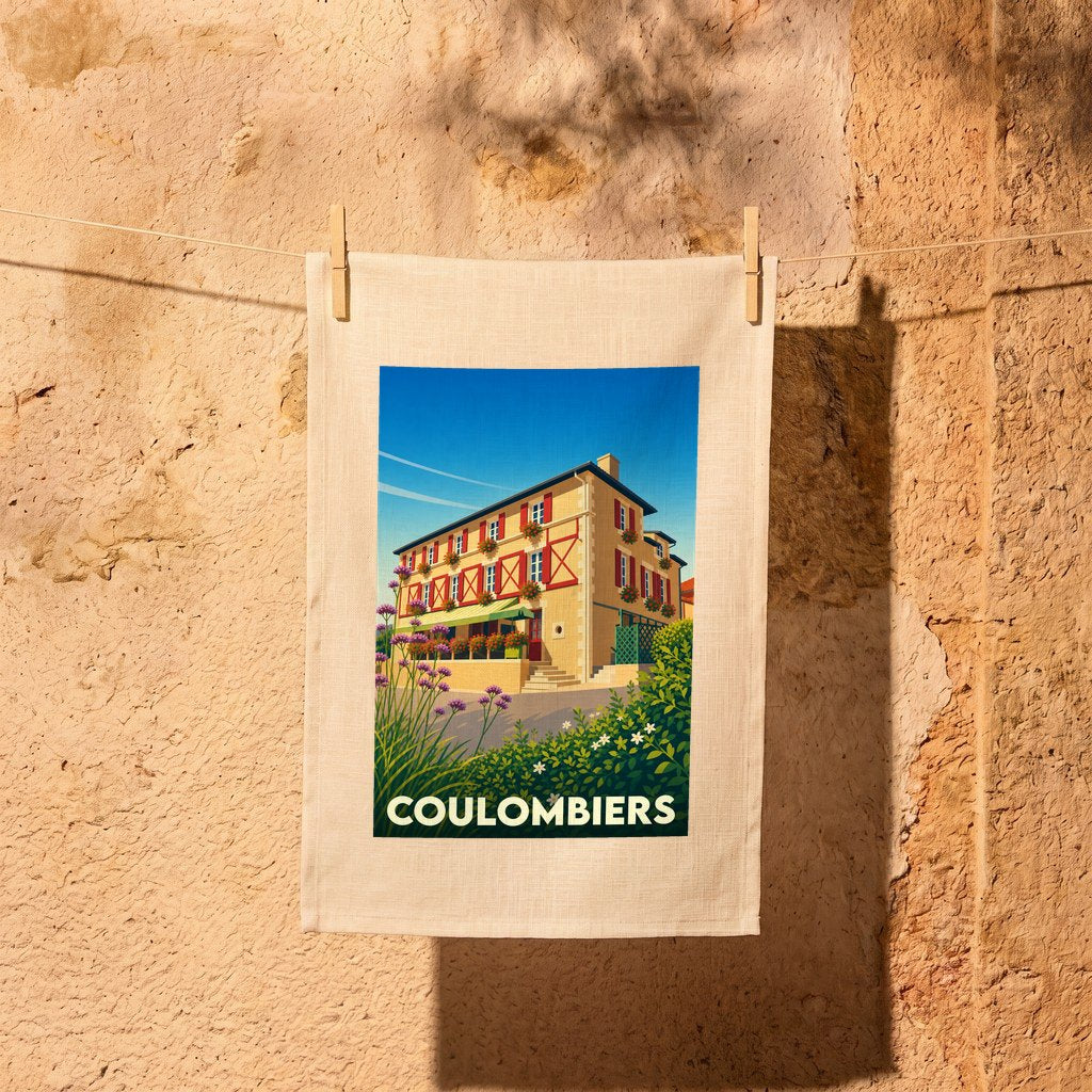 Torchon souvenir de la ville de Coulombiers avec une illustration stylisée d'une maison fleurie.