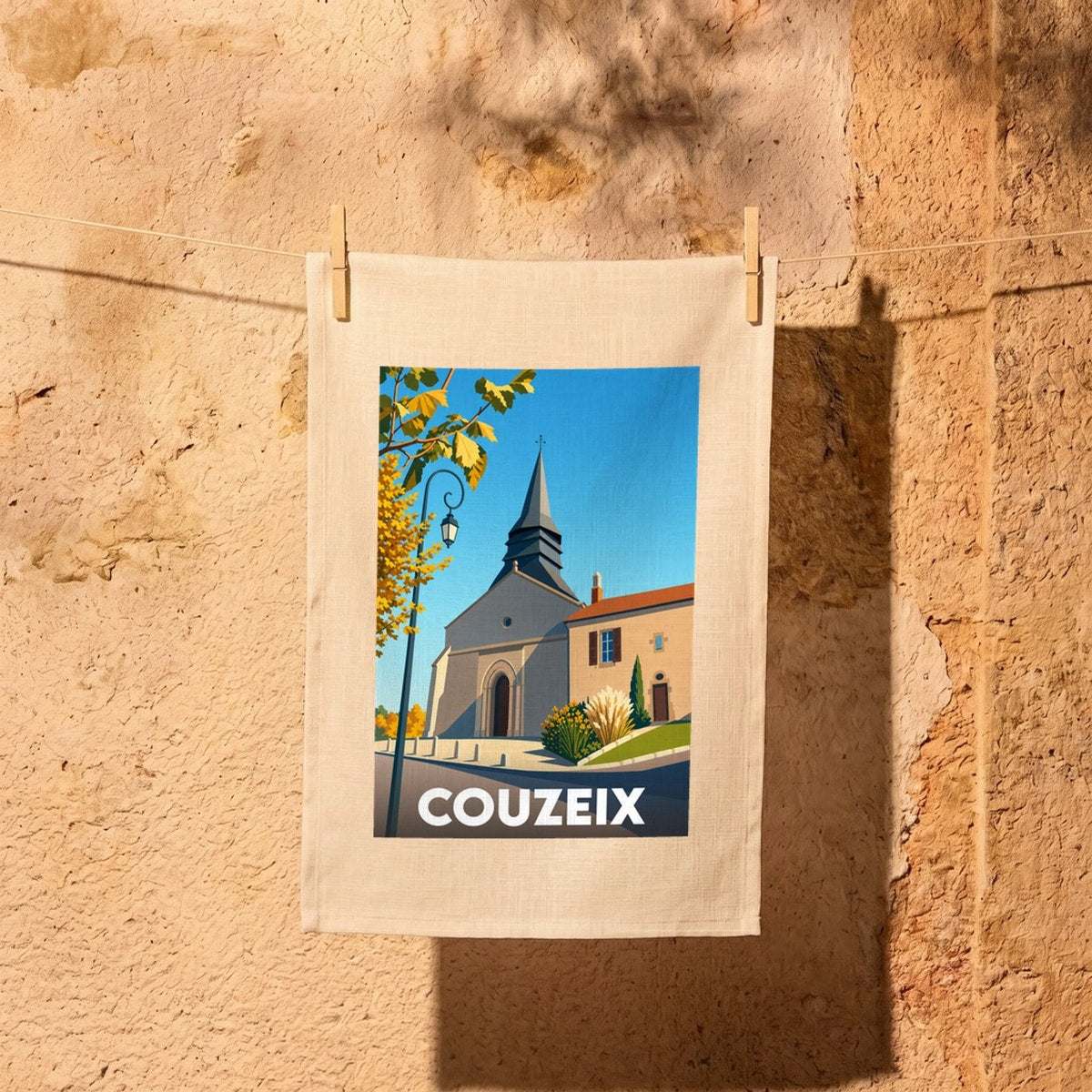 Torchon souvenir de la ville de Couzeix avec une illustration stylisée de son église.