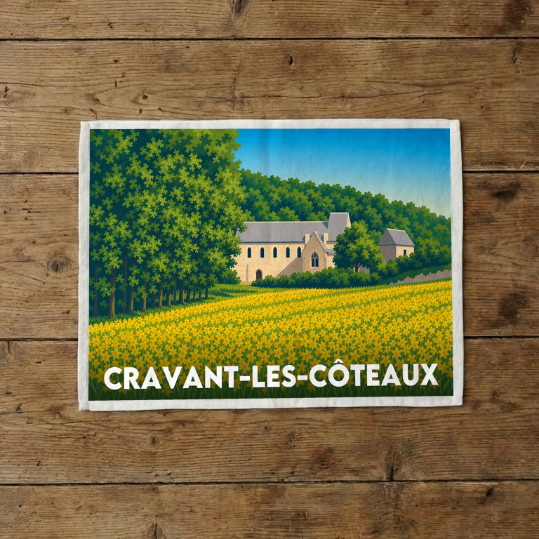 Torchon souvenir de la ville de Cravant-les-Côteaux avec une illustration stylisée d'un champ de fleurs jaunes et de son église.