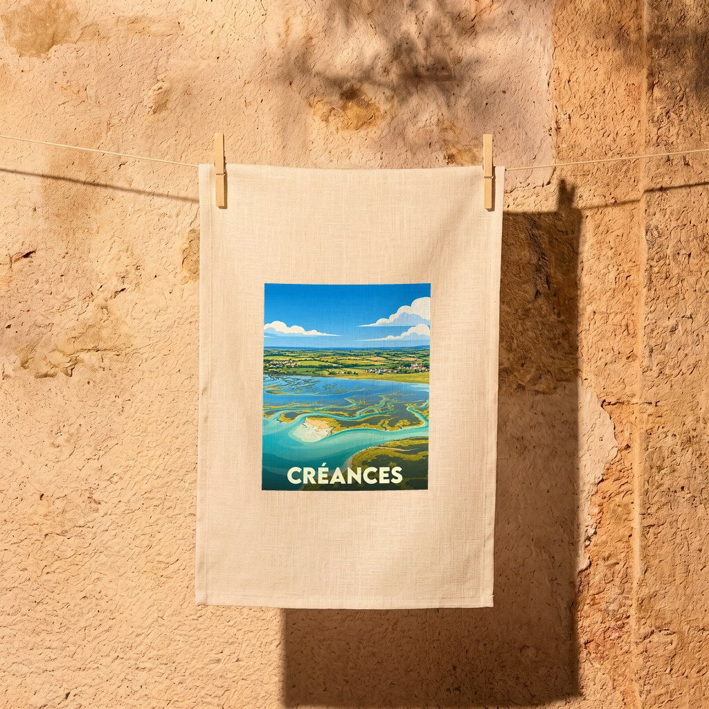 Torchon de cuisine souvenir de la ville de Créances avec une illustration stylisée de son paysage côtier.