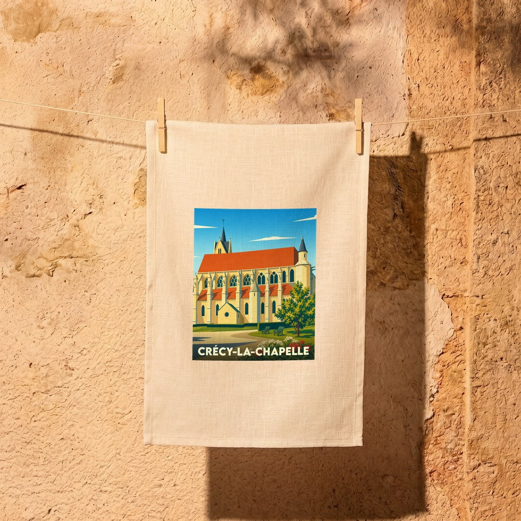 Torchon souvenir de la ville de Crécy-la-Chapelle avec une illustration stylisée de son église.
