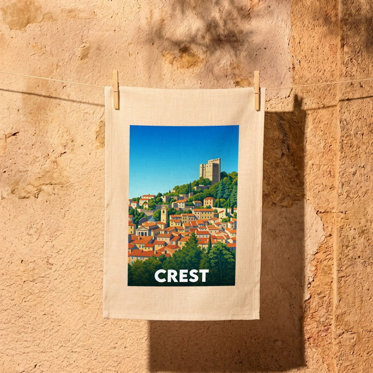 Torchon souvenir de la ville de Crest avec une illustration stylisée.