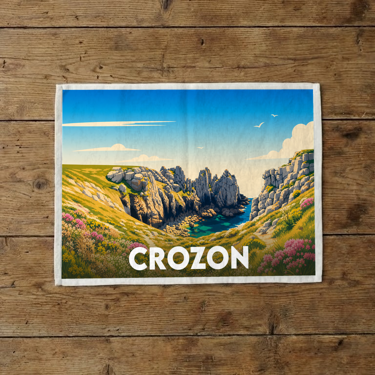Torchon souvenir de la ville de Crozon avec une illustration stylisée de ses falaises côtières.