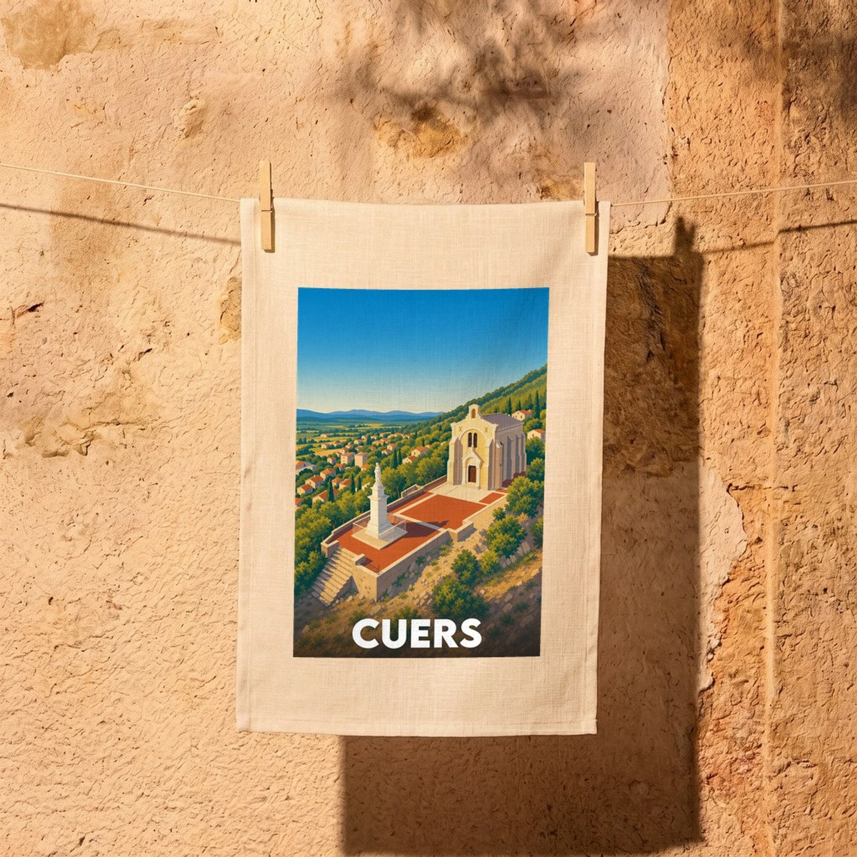 Torchon souvenir de la ville de Cuers avec une illustration stylisée.