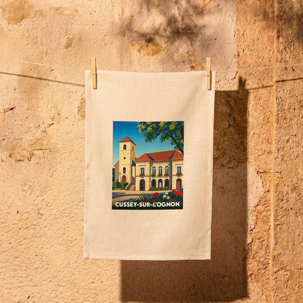Torchon souvenir de la ville de Cussey-sur-l'Ognon avec une illustration stylisée.