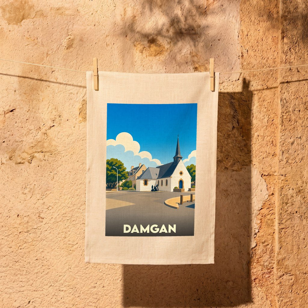 Torchon souvenir de la ville de Damgan avec une illustration stylisée de son église sous un ciel bleu.