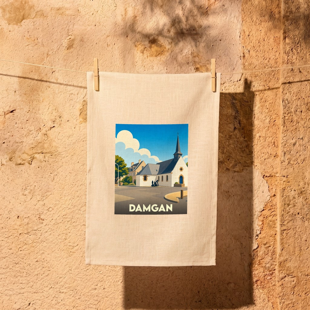 Torchon souvenir de la ville de Damgan avec une illustration stylisée de son église sous un ciel bleu.