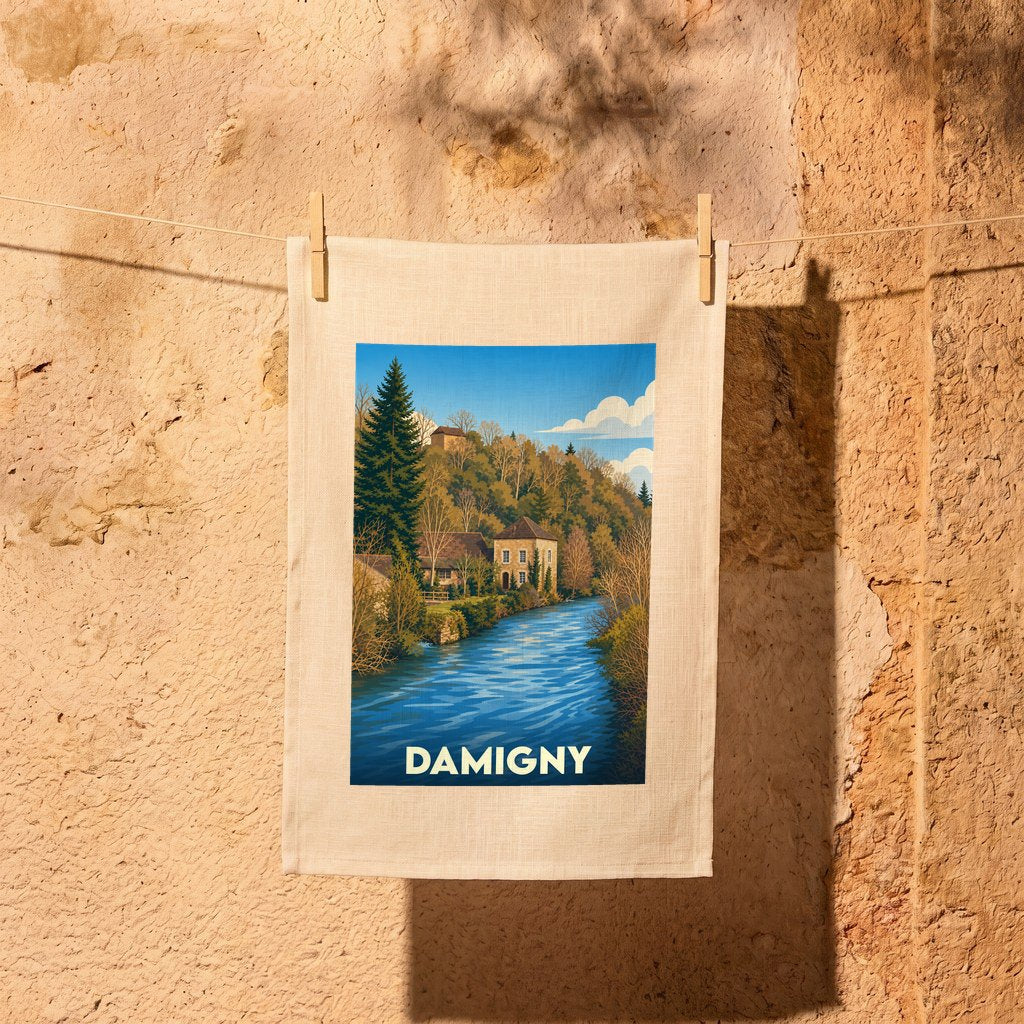 Torchon souvenir de la ville de Damigny avec une illustration stylisée d'un paysage fluvial.