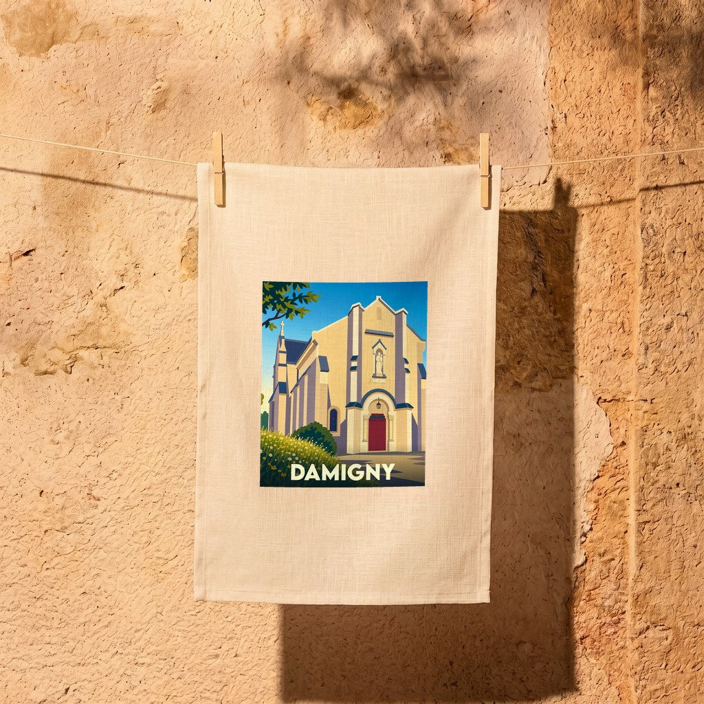 Torchon souvenir de la ville de Damigny avec une illustration stylisée de son église.