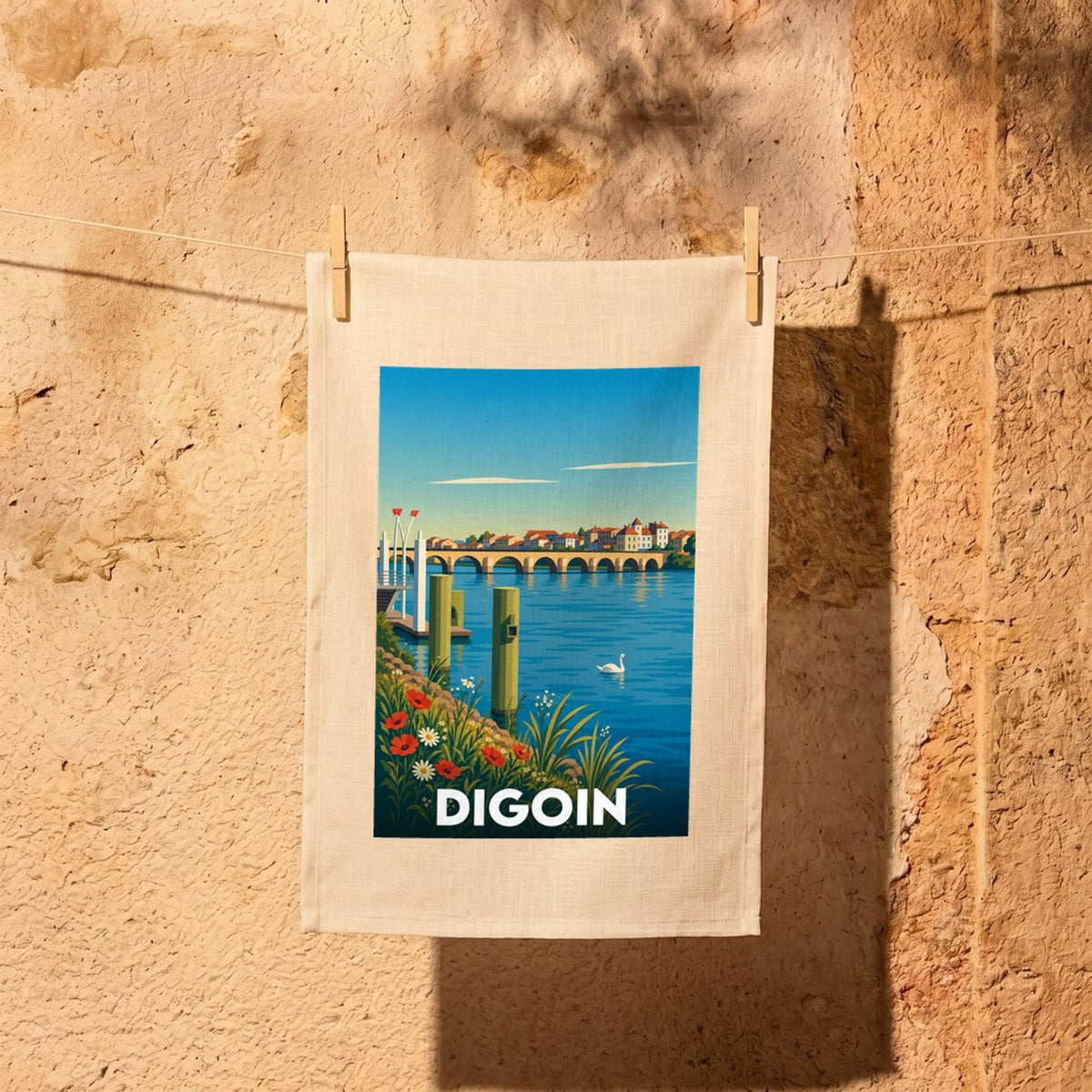 Torchon souvenir de la ville de Digoin illustrant son célèbre pont-canal sur la Loire avec un cygne et des fleurs.