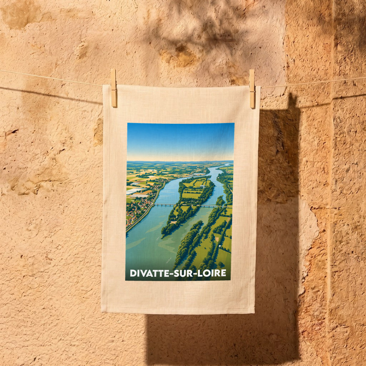 Torchon souvenir de la ville de Divatte-sur-Loire avec une illustration stylisée vue du ciel.