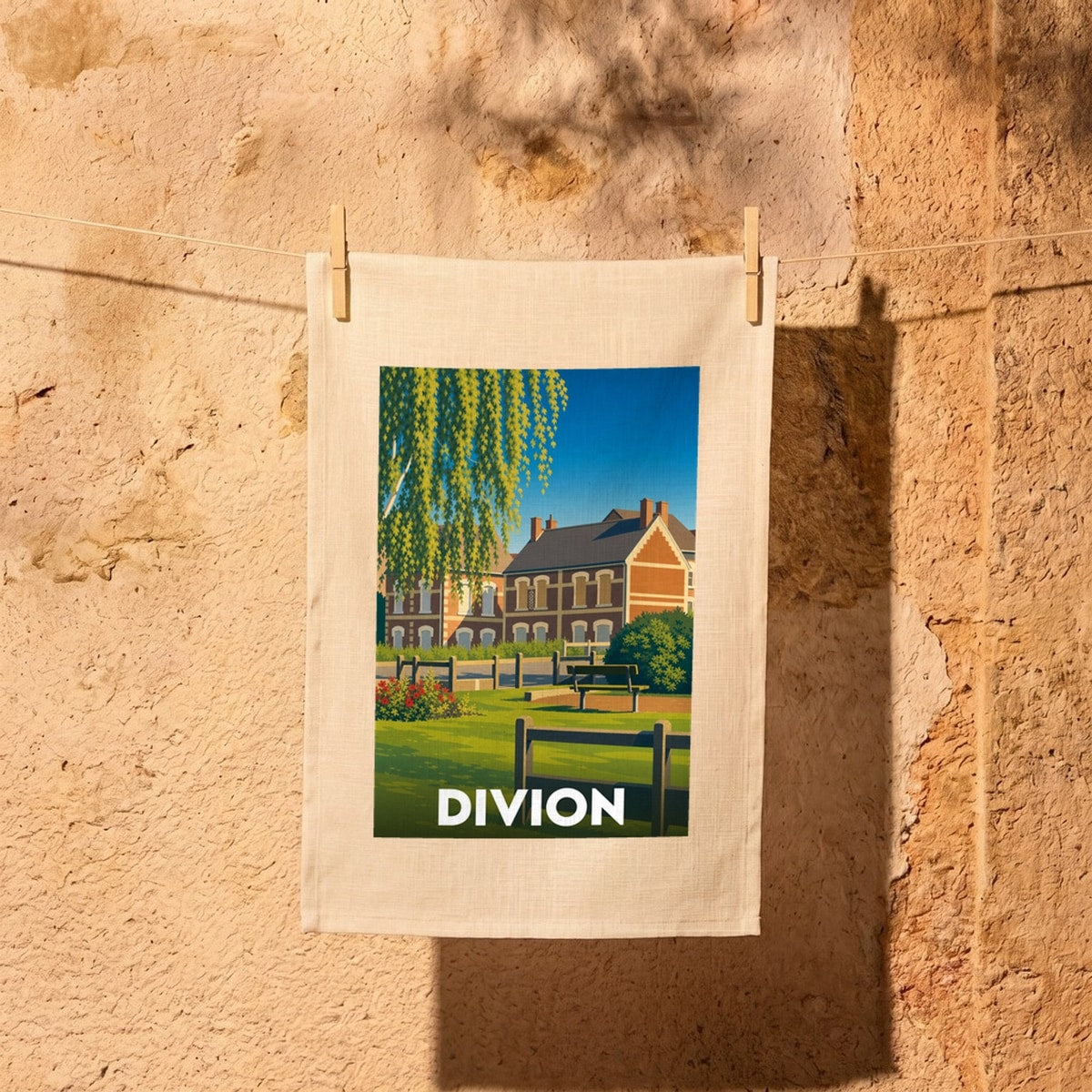 Torchon souvenir de la ville de Divion avec une illustration stylisée d'un paysage urbain paisible.