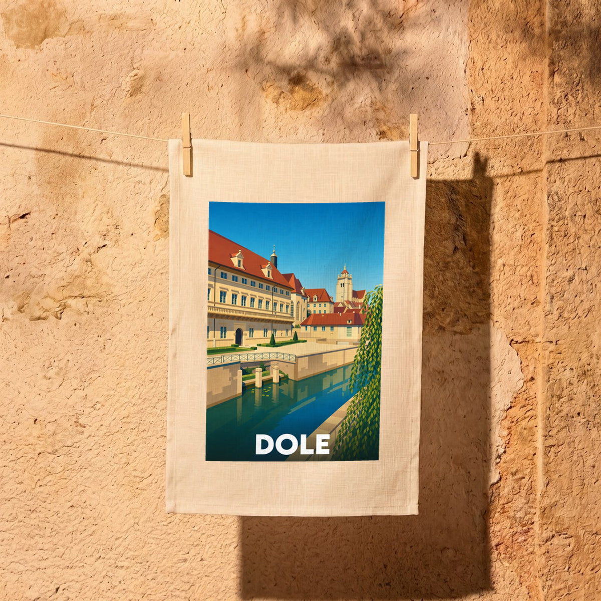 Torchon souvenir de la ville de Dole avec une illustration stylisée de ses monuments historiques au bord du canal.