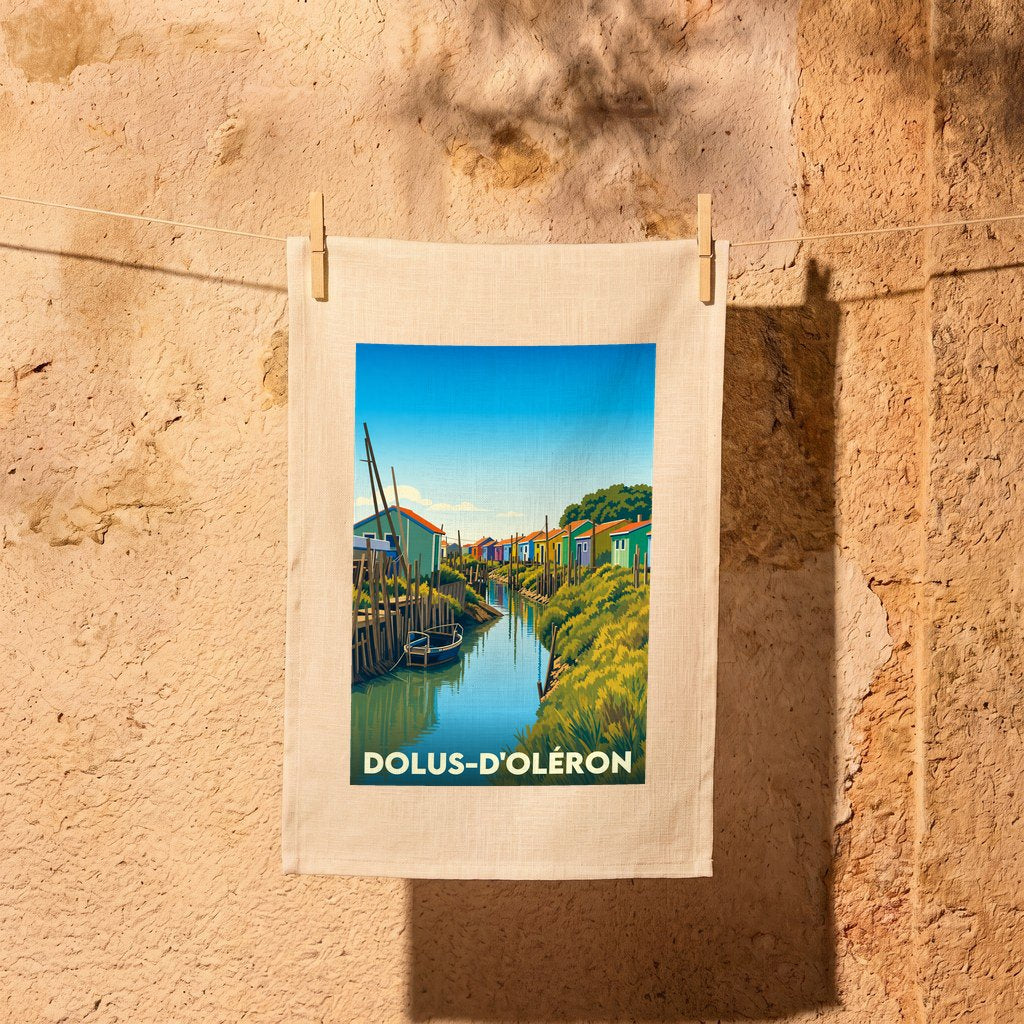 Torchon souvenir de la ville de Dolus-d'Oléron avec une illustration colorée de cabanes ostréicoles.