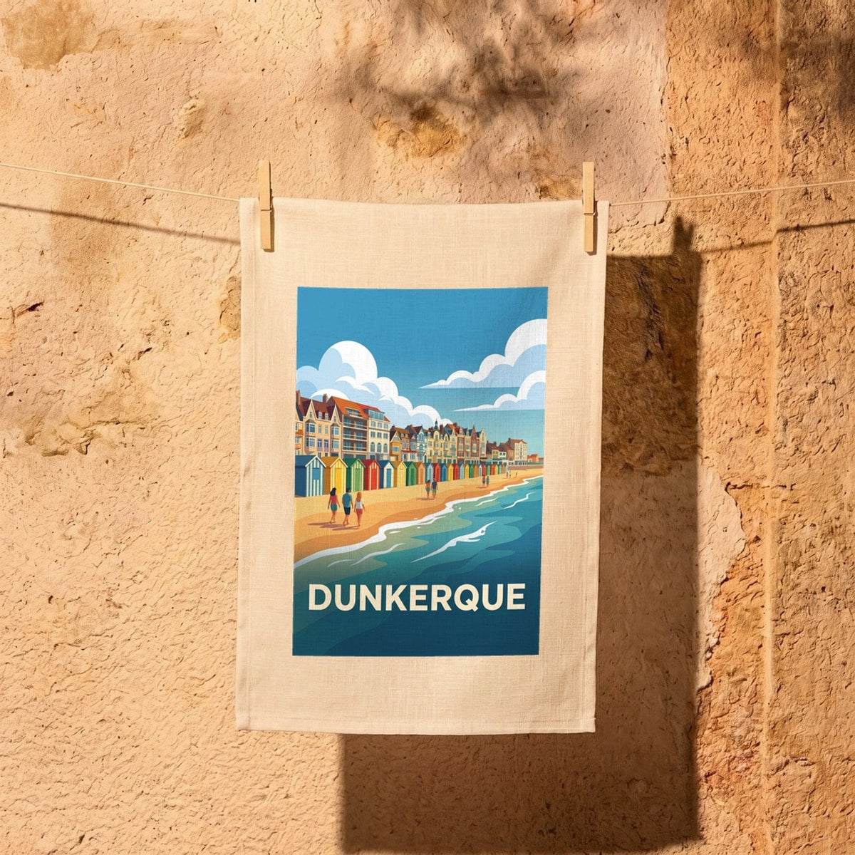 Torchon souvenir de la ville de Dunkerque avec une illustration stylisée de son front de mer et ses cabines de plage.