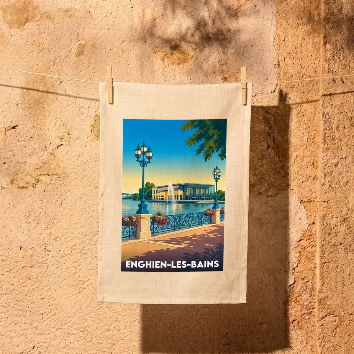 Torchon souvenir de la ville d'Enghien-les-Bains avec une illustration stylisée de son lac et de son casino.