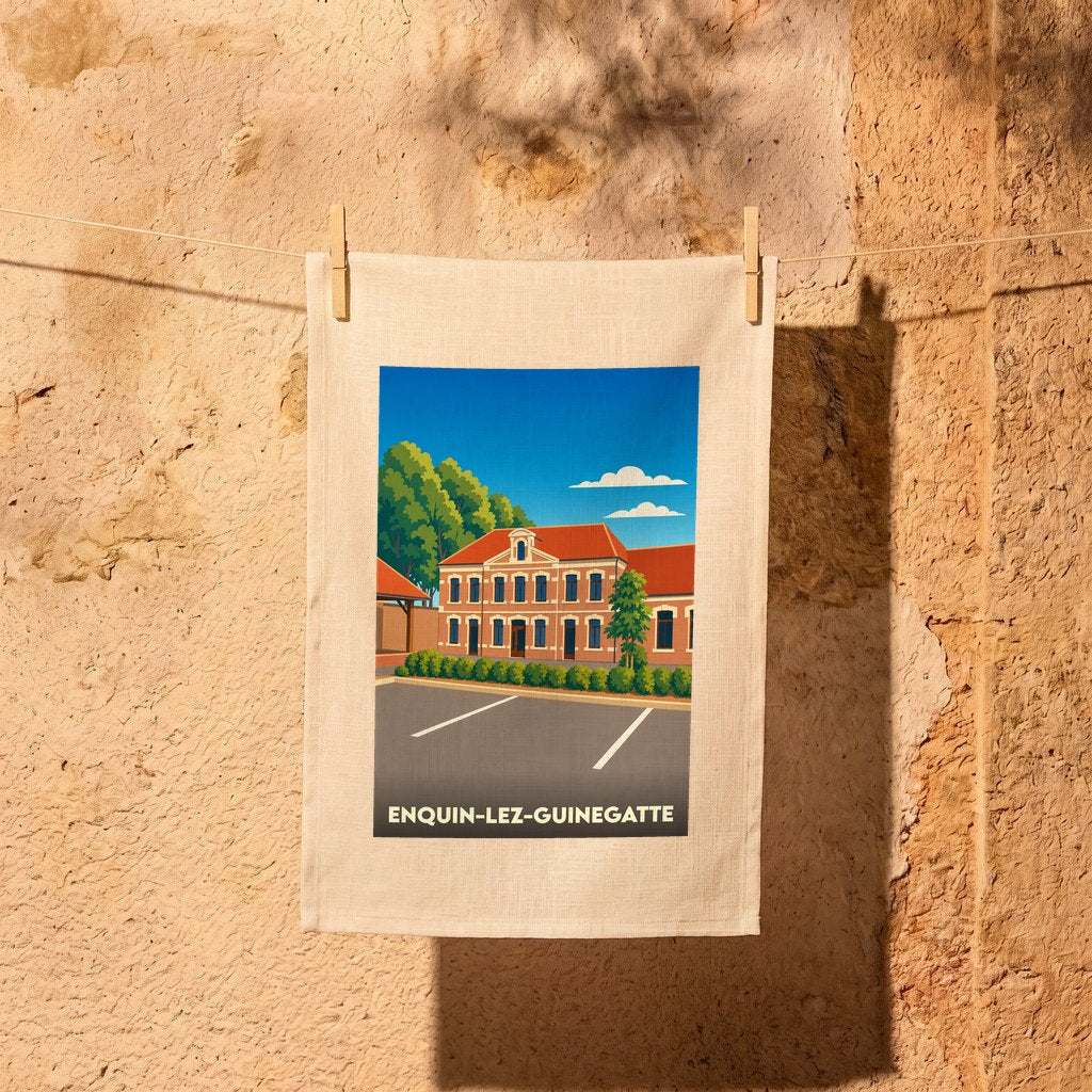 Torchon souvenir de la ville d'Enquin-lez-Guinegatte avec une illustration stylisée d'un bâtiment traditionnel.
