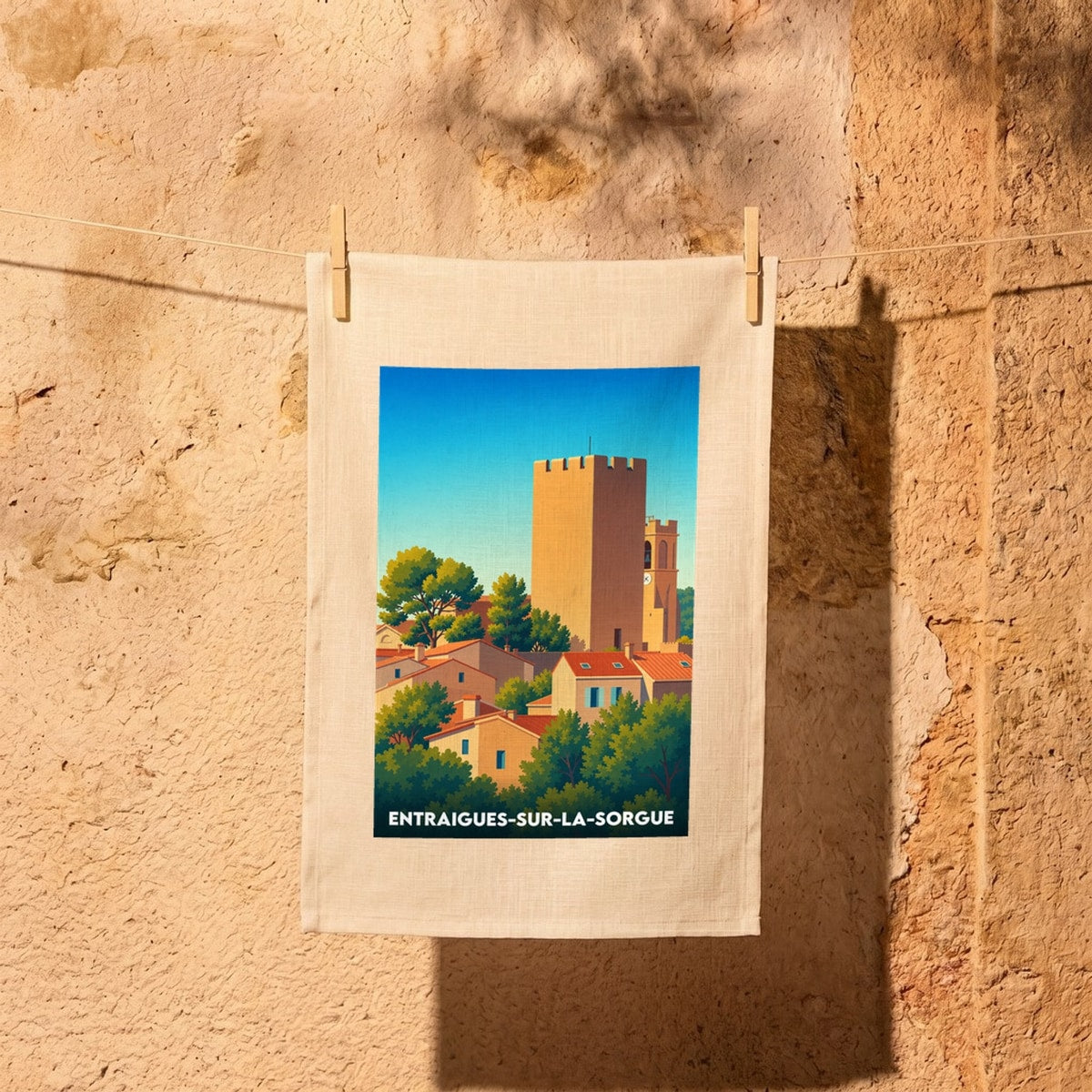 Torchon souvenir de la ville d'Entraigues-sur-la-Sorgue avec une illustration stylisée.
