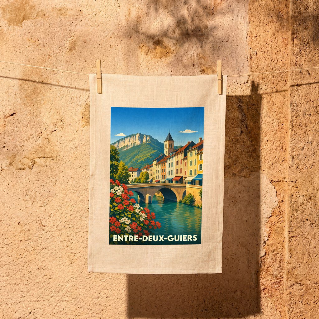 Torchon souvenir de la ville de Entre-deux-Guiers avec une illustration stylisée d'un pont et de montagnes.