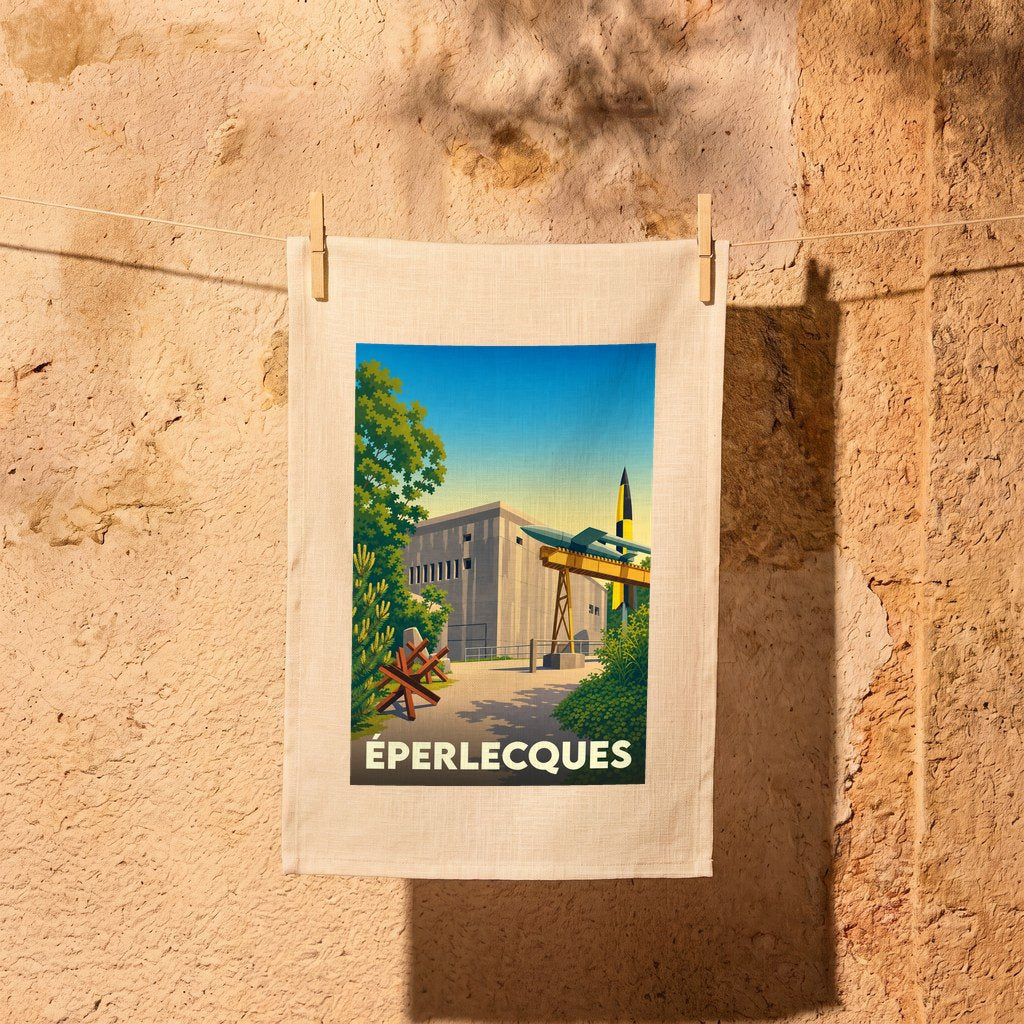 Torchon souvenir de la ville de Éperlecques avec une illustration stylisée d'un blockhaus et de missiles.