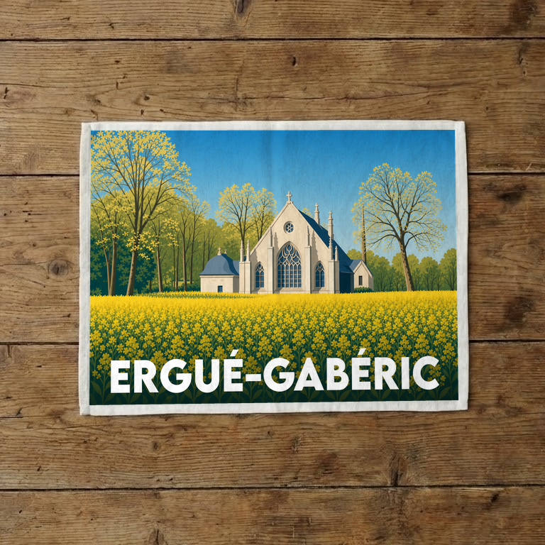 Torchon souvenir d'Ergué-Gabéric illustré d'une église blanche entourée d'un champ de fleurs jaunes.