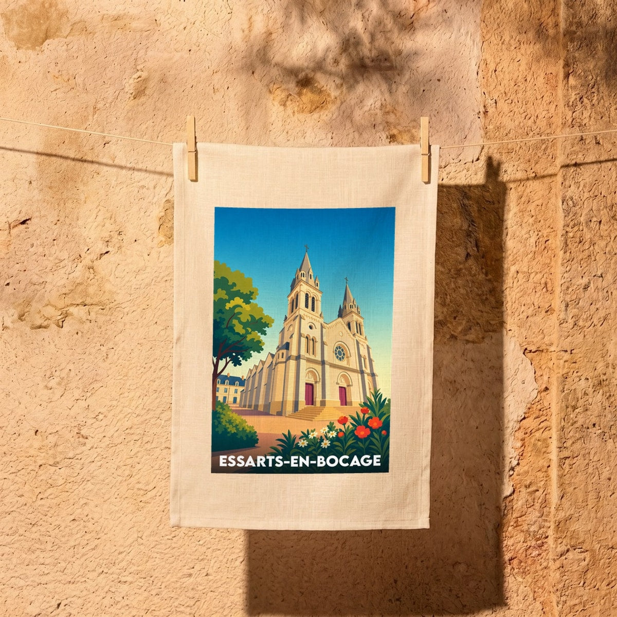 Torchon souvenir de la ville d'Essarts-en-Bocage avec une illustration stylisée de son église.