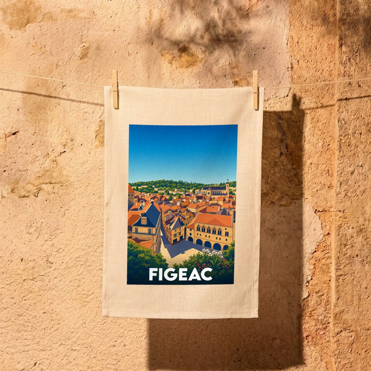Torchon souvenir de la ville de Figeac illustré par une vue panoramique stylisée de ses toits orangés et monuments historiques.