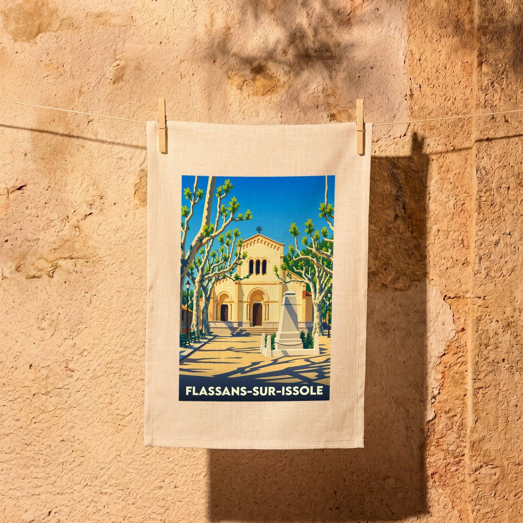 Torchon souvenir de la ville de Flassans-sur-Issole avec une illustration stylisée de son église et de sa place.