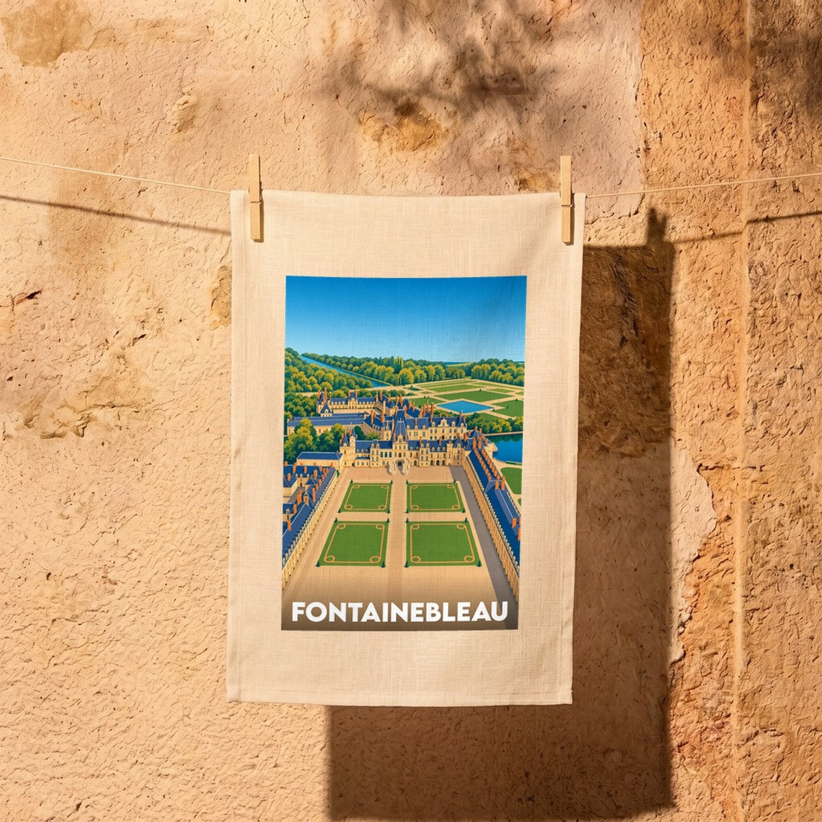 Torchon souvenir de Fontainebleau illustré d'une vue aérienne stylisée du château et de ses jardins.
