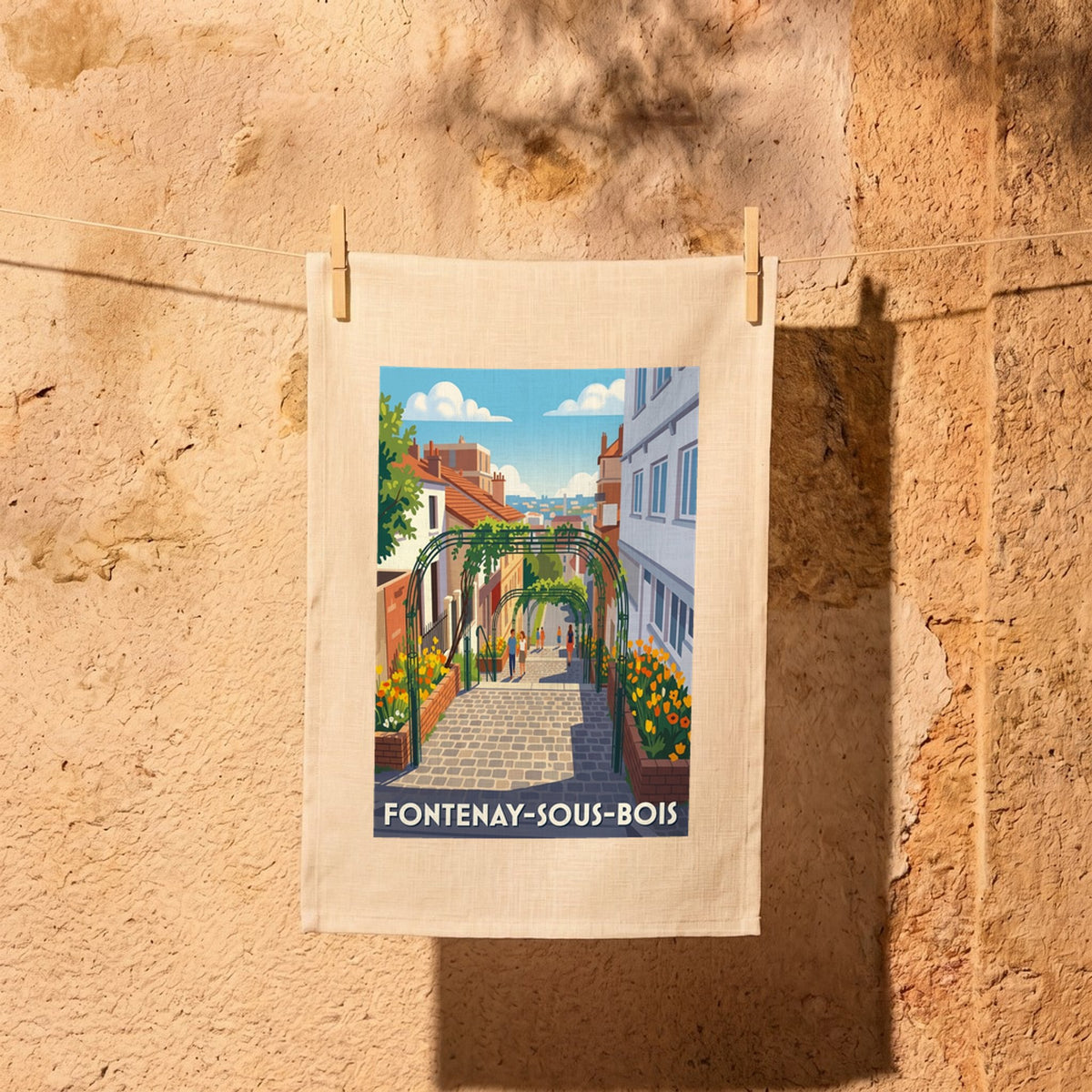 Torchon souvenir de la ville de Fontenay-sous-Bois avec une illustration stylisée de ses rues fleuries.