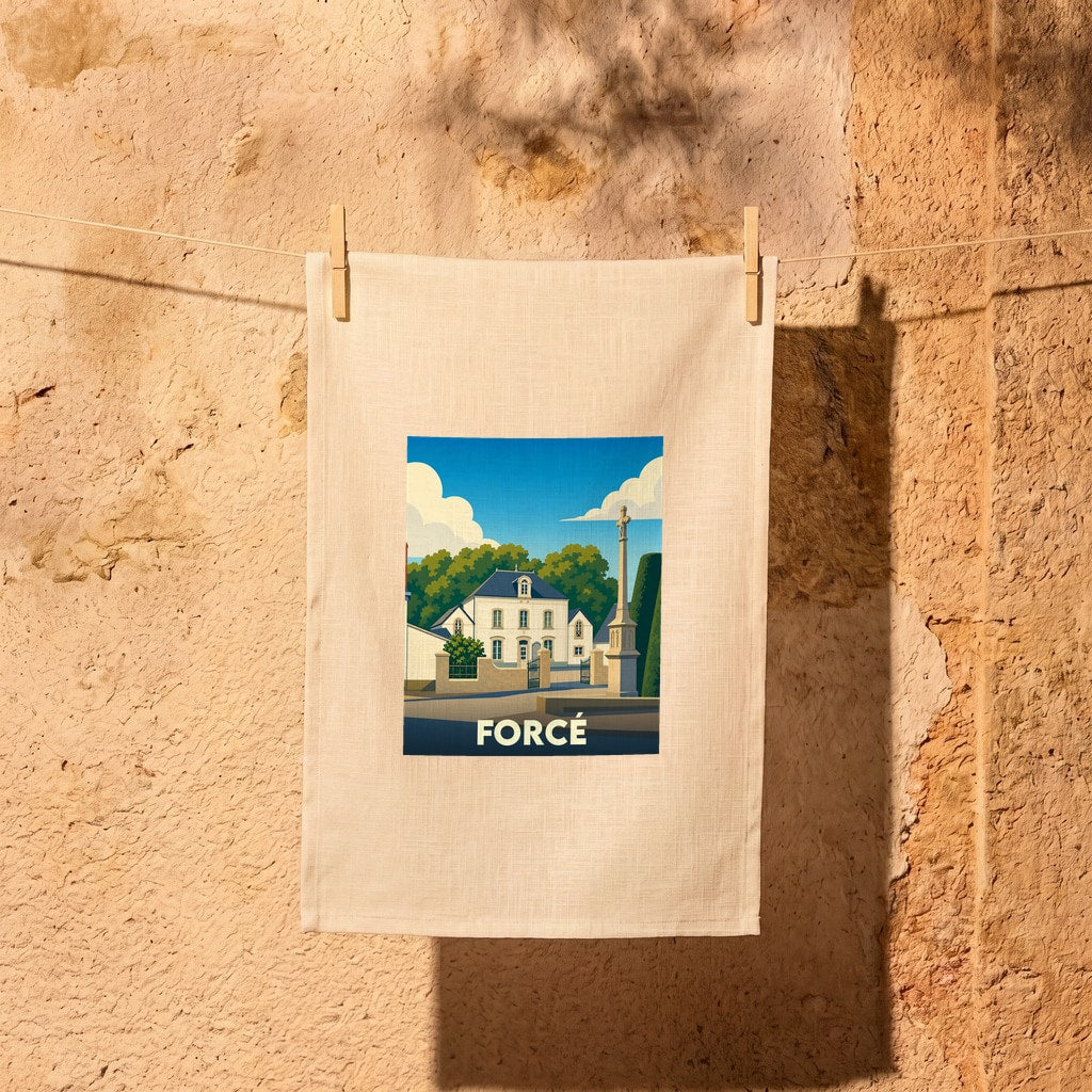 Torchon souvenir de la ville de Forcé avec une illustration stylisée.