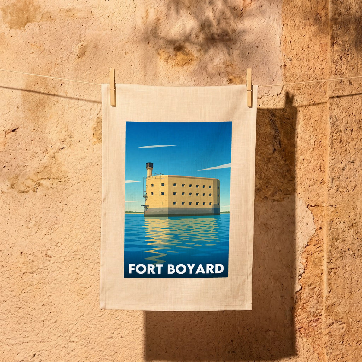 Torchon souvenir de Fort Boyard avec une illustration stylisée.