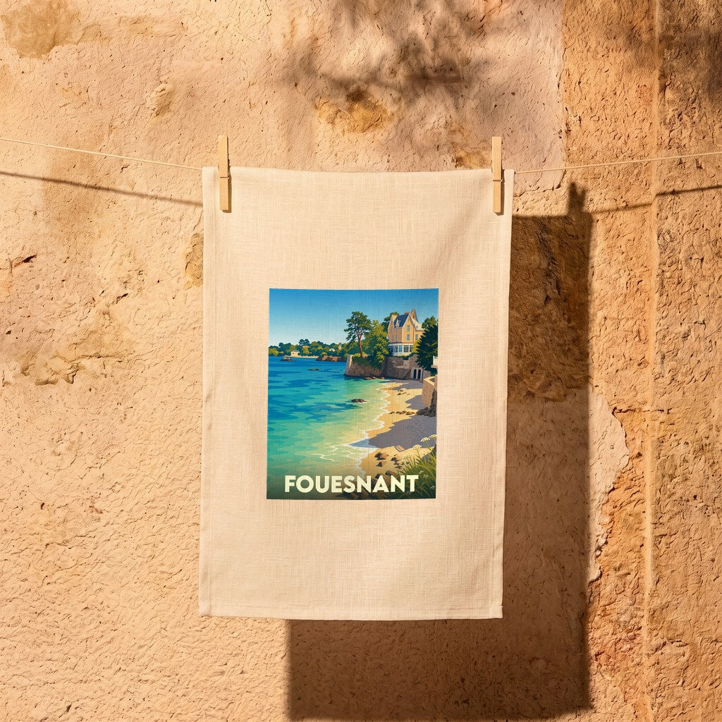Torchon souvenir de la ville de Fouesnant avec une illustration stylisée de son bord de mer.