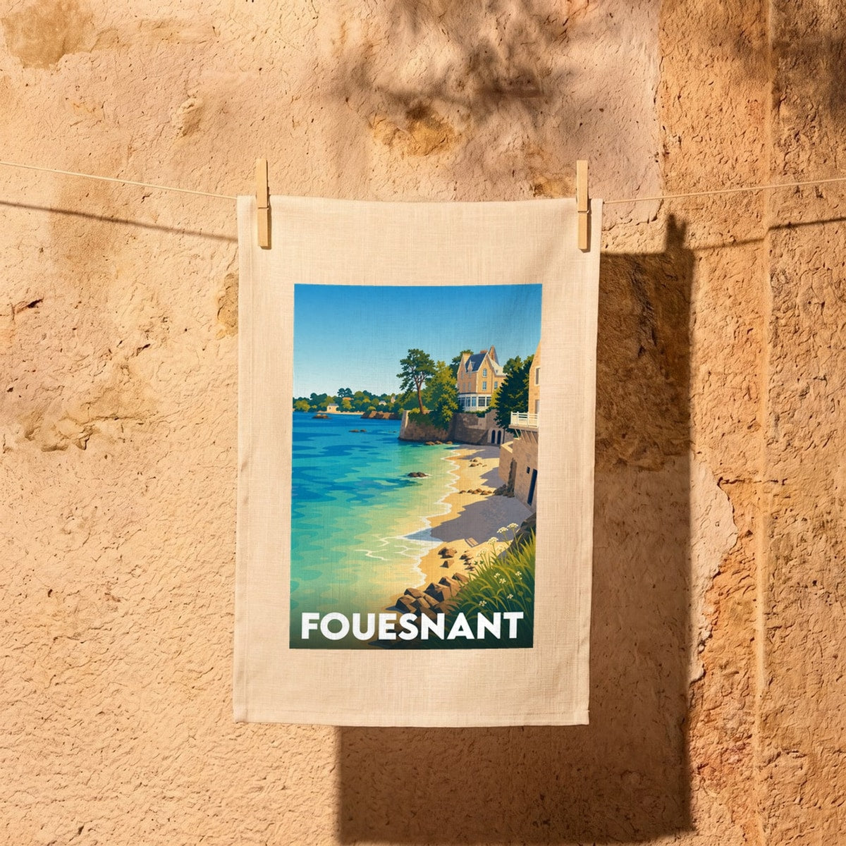 Torchon souvenir de la ville de Fouesnant avec une illustration stylisée de son bord de mer.