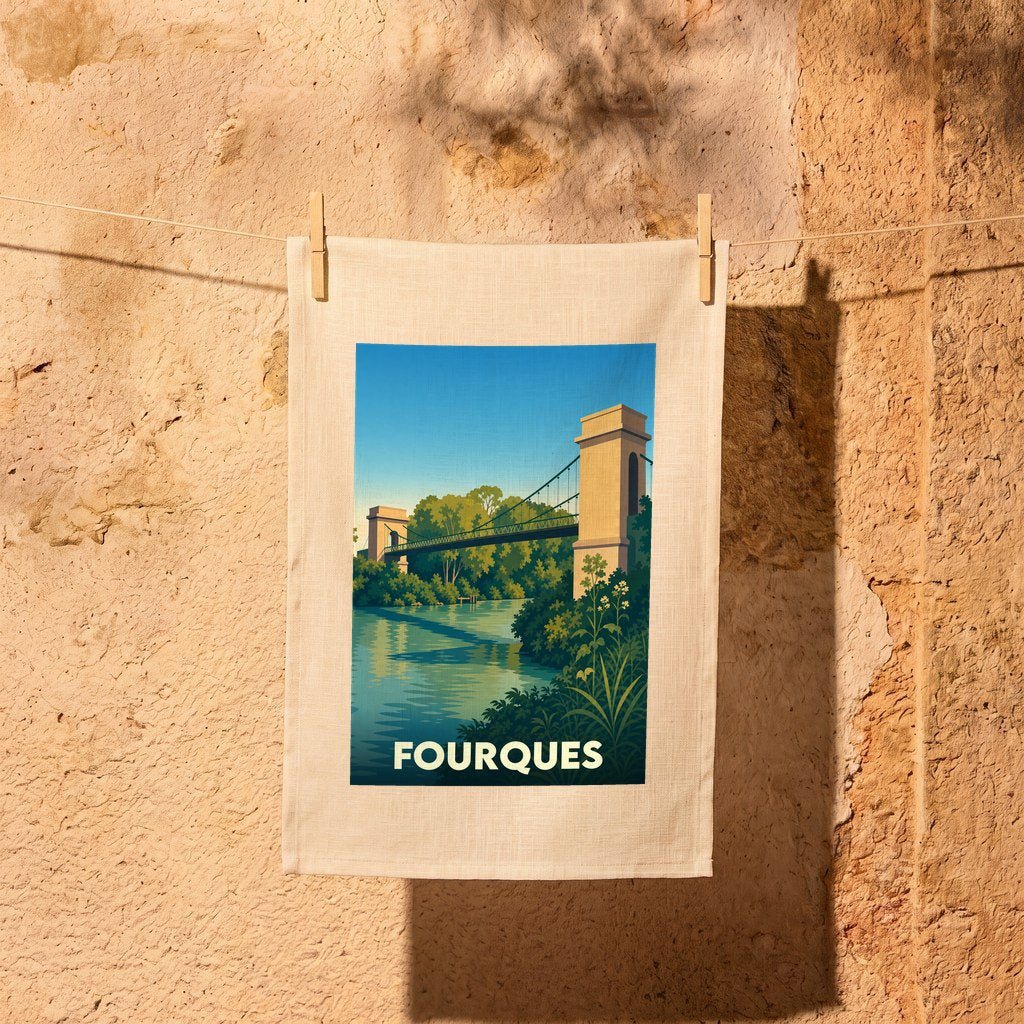 Torchon souvenir de la ville de Fourques avec une illustration stylisée d'un pont suspendu.