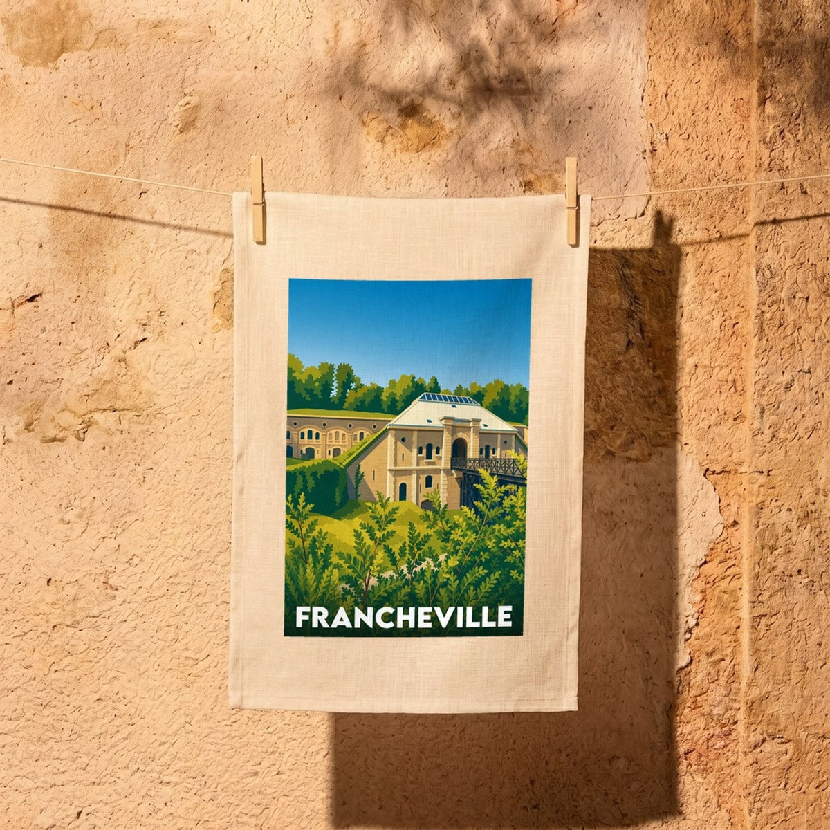 Torchon souvenir de la ville de Francheville avec une illustration stylisée de son fort.