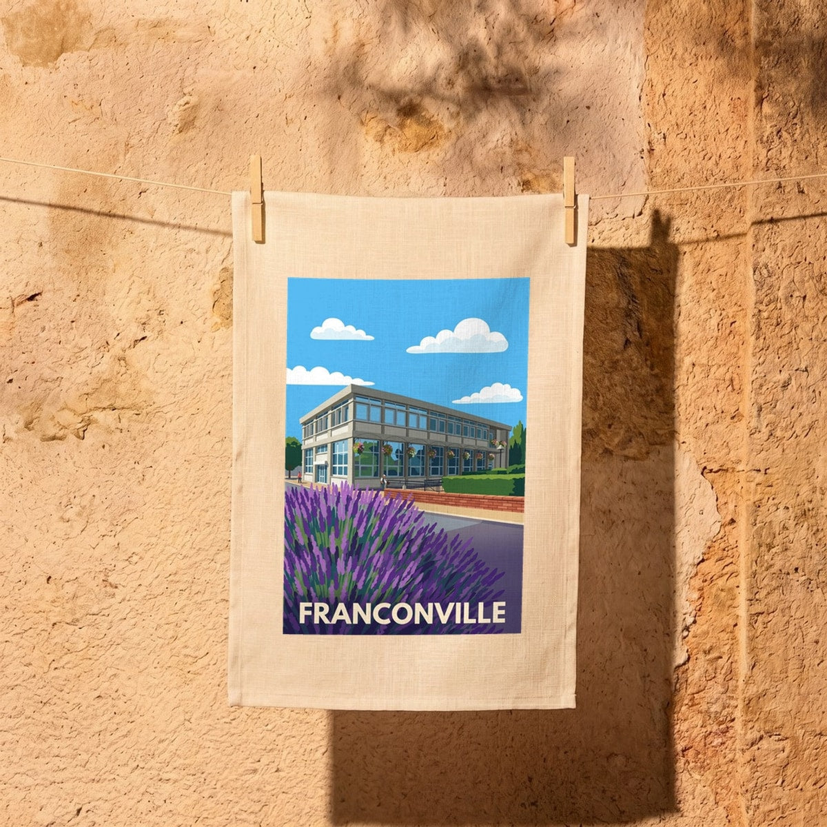 Torchon souvenir de la ville de Franconville avec une illustration stylisée.