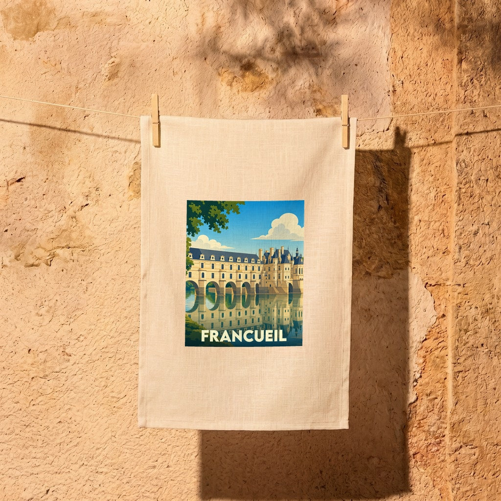 Torchon souvenir de la ville de Francueil avec une illustration stylisée du château de Chenonceau et son reflet sur l'eau.