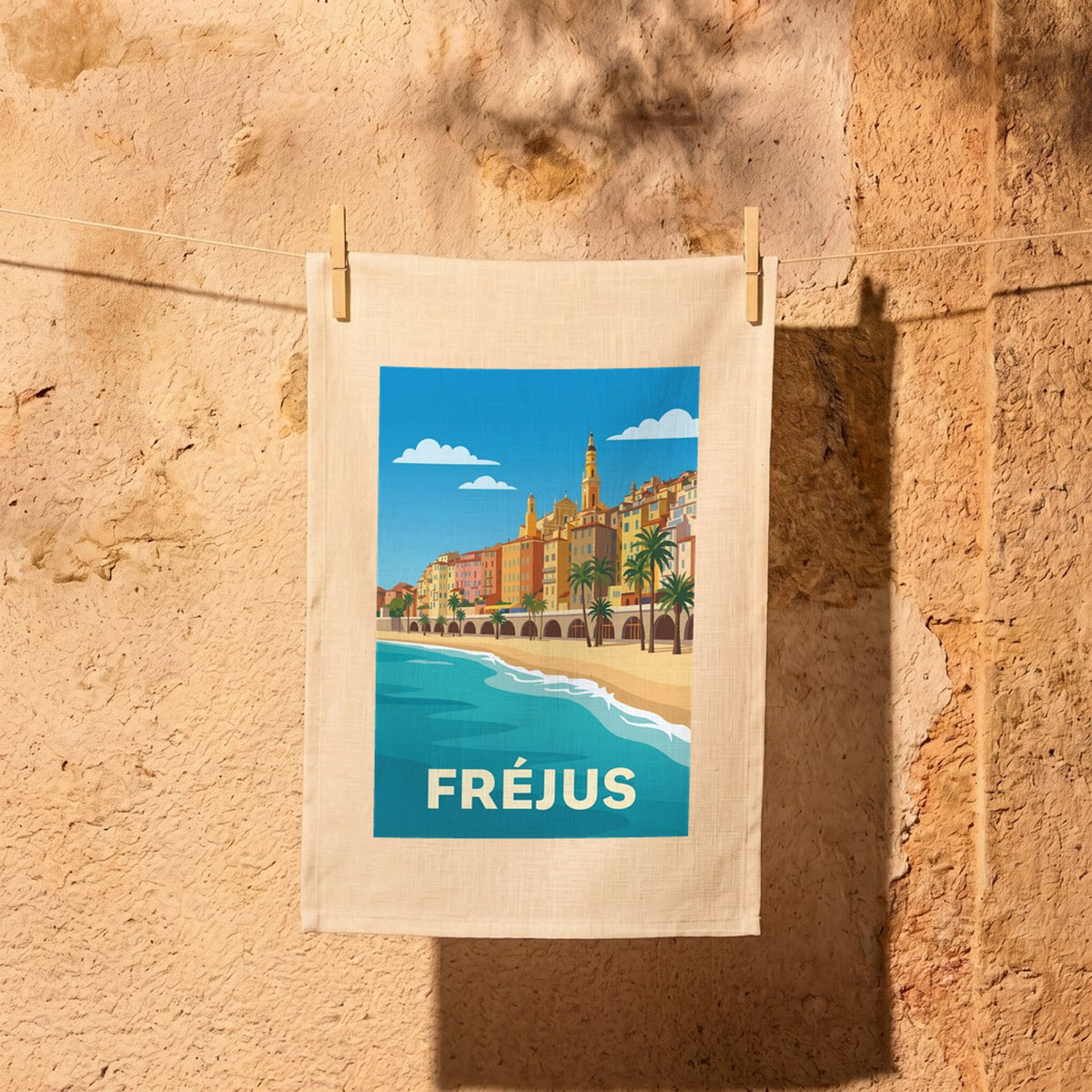Torchon souvenir de la ville de Fréjus avec une illustration colorée et stylisée de son front de mer.