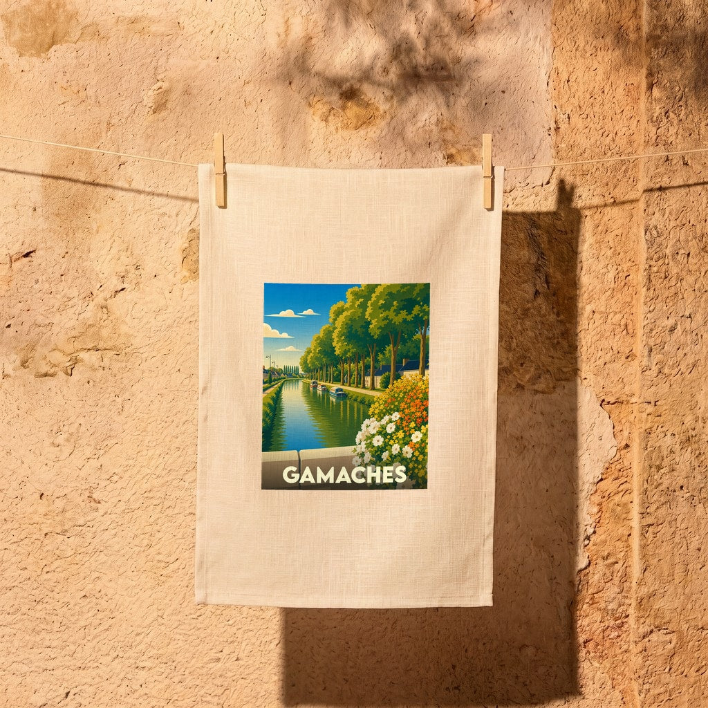 Torchon souvenir de la ville de Gamaches orné d'une illustration stylisée de son canal bordé d'arbres.