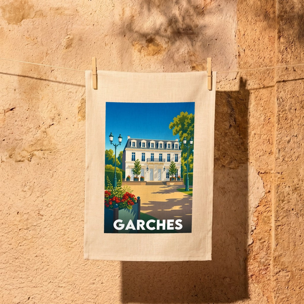 Torchon souvenir de la ville de Garches avec une illustration stylisée d'un bâtiment classique entouré de jardins.