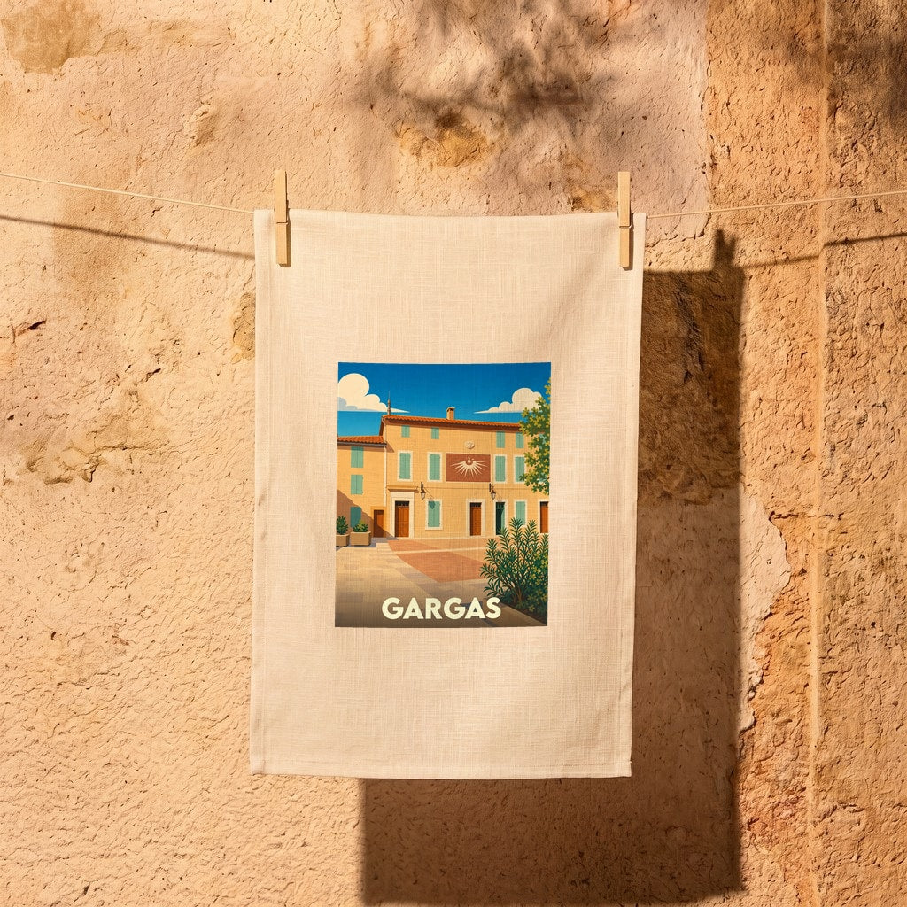 Torchon souvenir de la ville de Gargas avec une illustration stylisée de sa place ensoleillée.