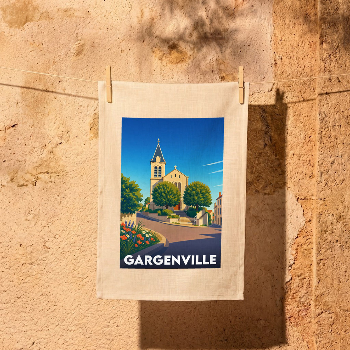 Torchon souvenir de la ville de Gargenville avec une illustration stylisée de son église sous un ciel bleu.