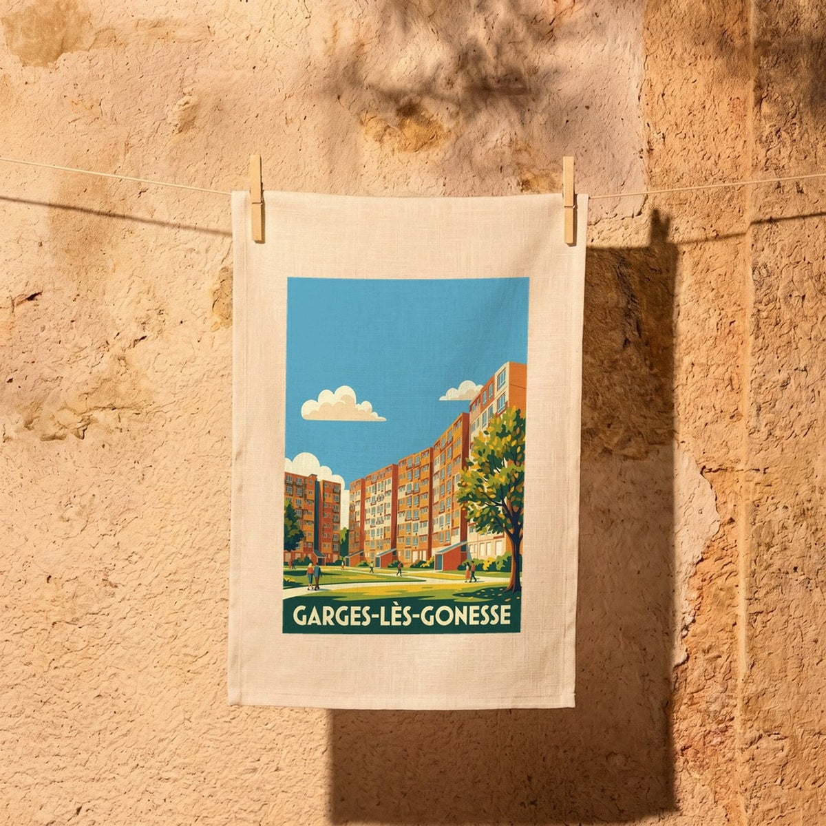 Torchon souvenir de la ville de Garges-lès-Gonesse avec une illustration stylisée de son paysage urbain.